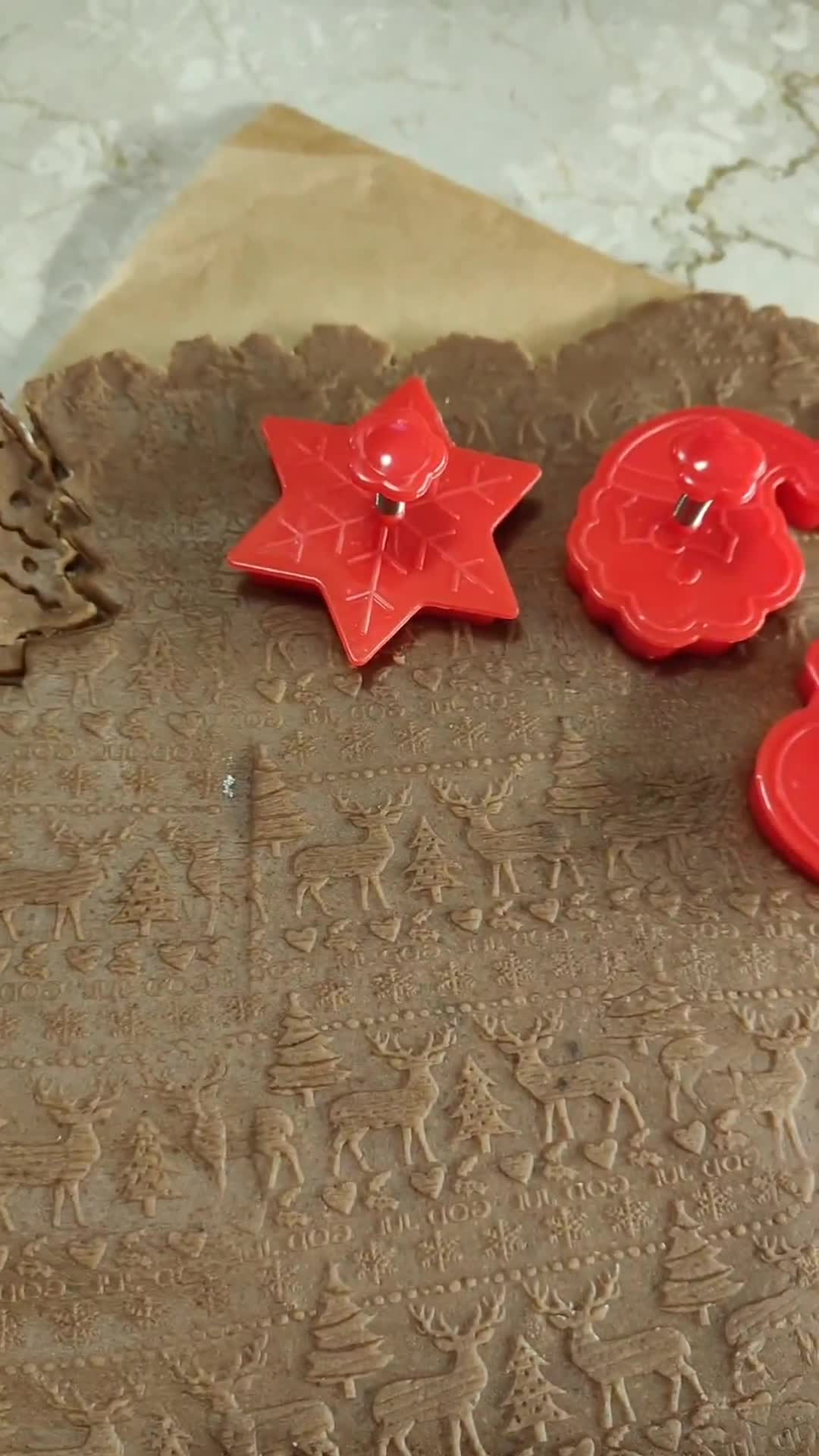 Foto del passaggio 4 della ricetta Biscotti al cacao con glassa