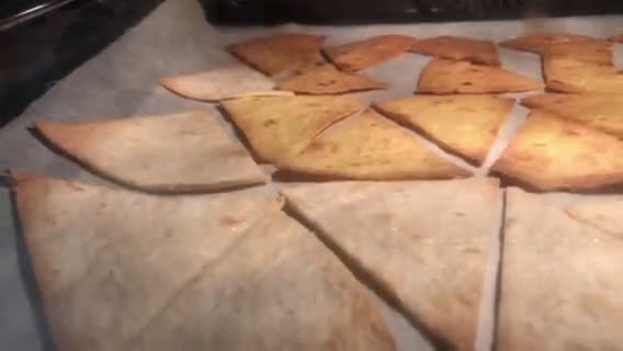 Foto del paso 5 de la receta: Nachos caseros con salsa cremosa de mango