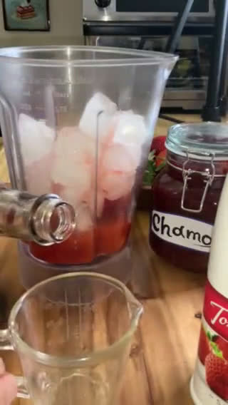 Foto del paso 2 de la receta: Smoothie de fresa escarchado con CHAMOY
