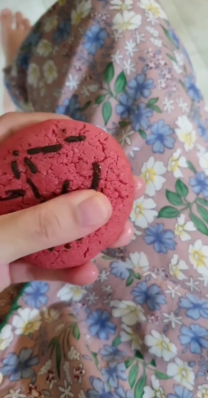Foto langkah ke 6 dari resep Red Velvet Cookies with Cheese Cream.