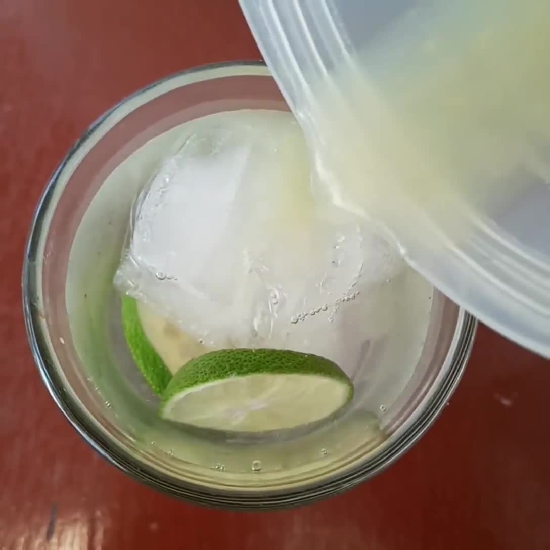 Foto langkah ke 2 dari resep Es Gula Jeruk Nipis Ala Resto Bali.