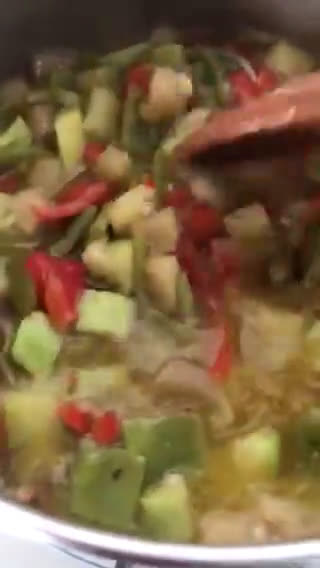 Foto del paso 11 de la receta: Arroz seco de verduras (calabacín, berenjena 🍆 pimientos 🫑...y pollo al ajillo