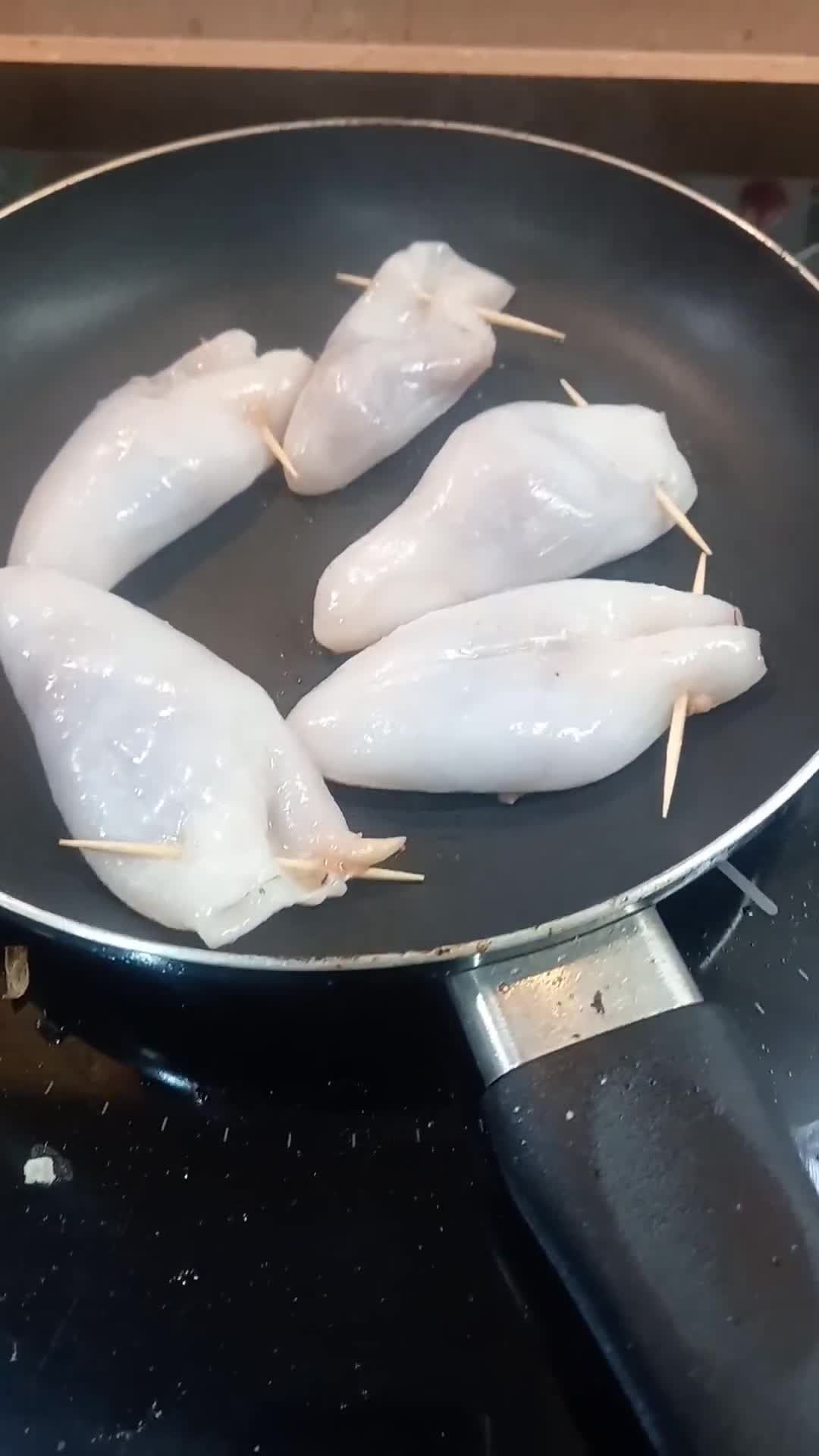 Foto del paso 6 de la receta: Chipirones del cantábrico rellenos en su tinta a la bilbaina
