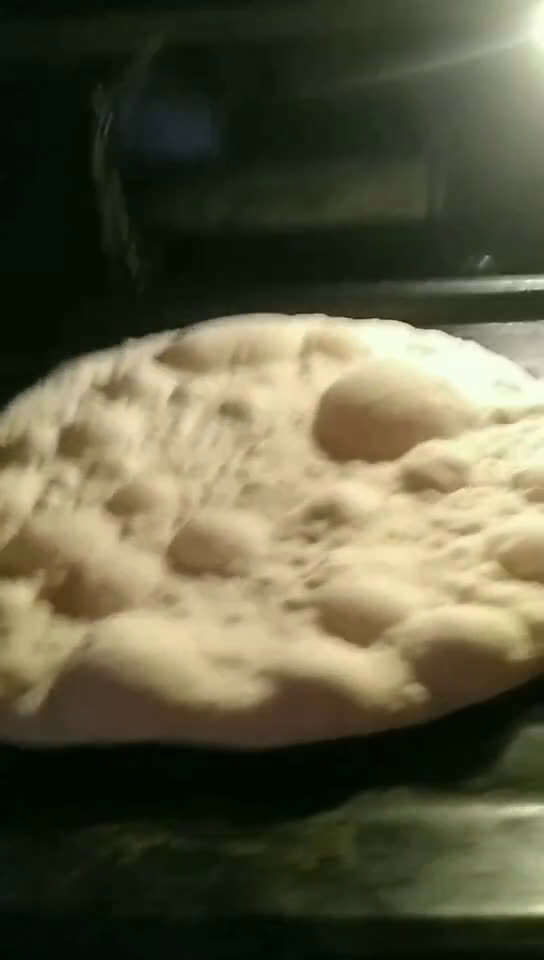 صورة لخطوة 2 من وصفة بيتزا مثل المحلات