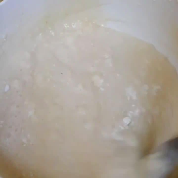 صورة لخطوة 3 من وصفة كيك الزبادي وزبدة الفول السوداني بالسمسم..هشة والطعم خرافي 🍩