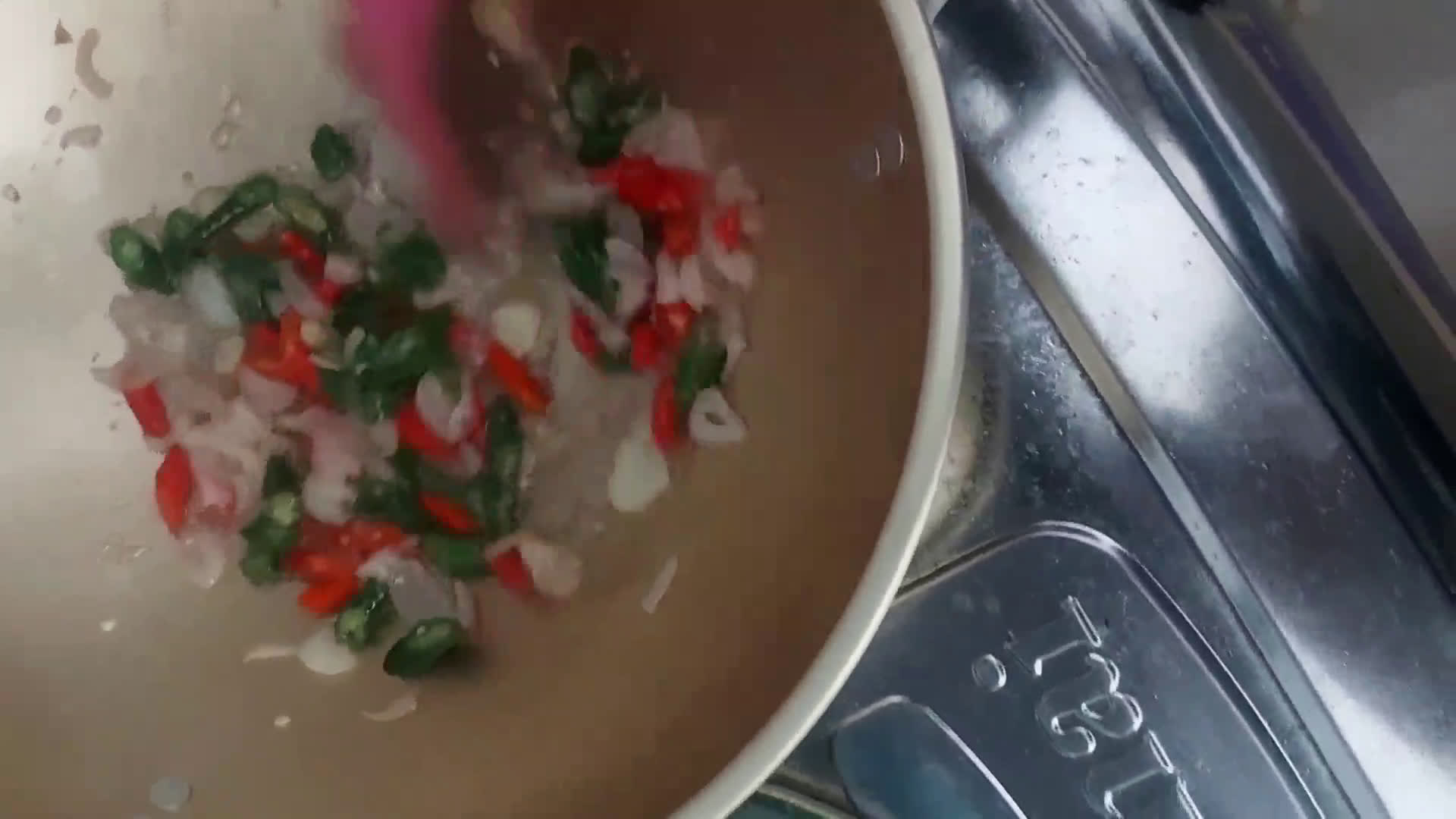 Foto langkah ke 5 dari resep Tumis Cumi Asin Pelangi.