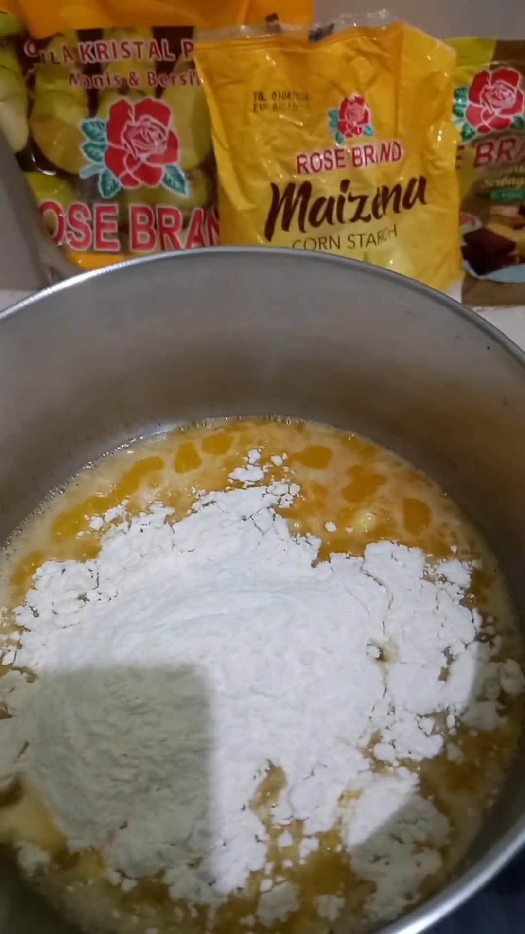 Foto langkah ke 1 dari resep Choux Au Craquelin Diplomat Cream.