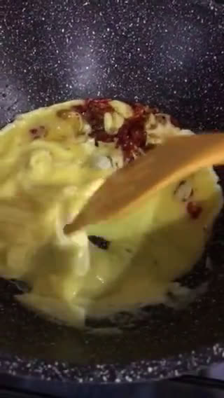 Gambar langkah 3 resipi Nasi Goreng Telur Express.