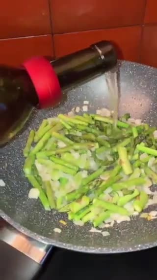 Foto del paso 7 de la receta: Revuelto de espárragos trigueros y cebollita tierna, al vino blanco