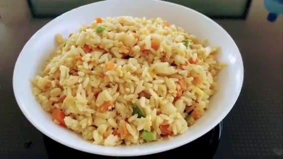 A picture of step 4 of Fried Rice with Salt & Garlic.