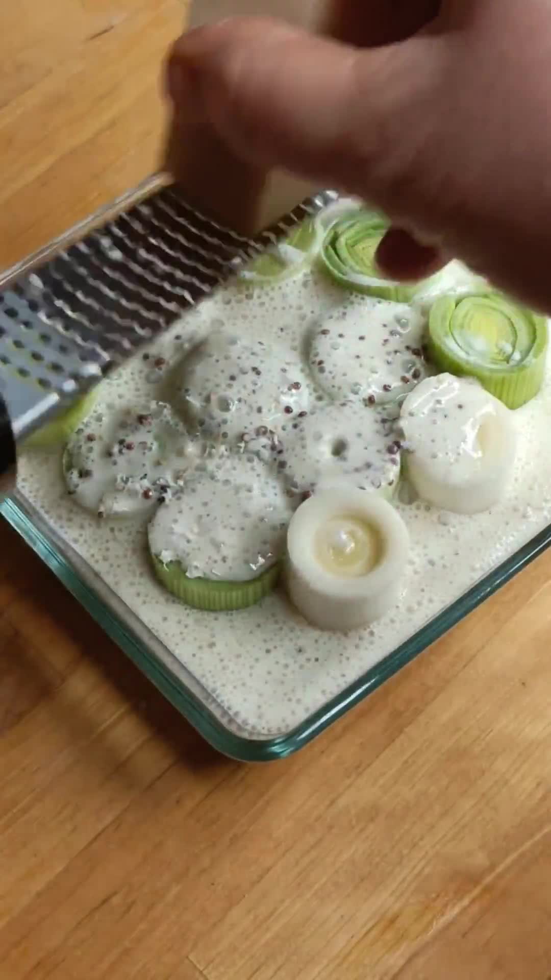 Une image de l'étape 2 de 🌱 Blancs de poireaux au parmesan et sa crème aux verts de poireaux.