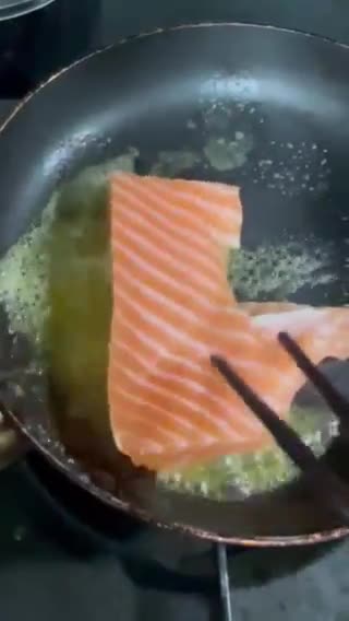 Hình bước làm 2 của món Cơm Trộn Cá Hồi Rong Biển 🍣
