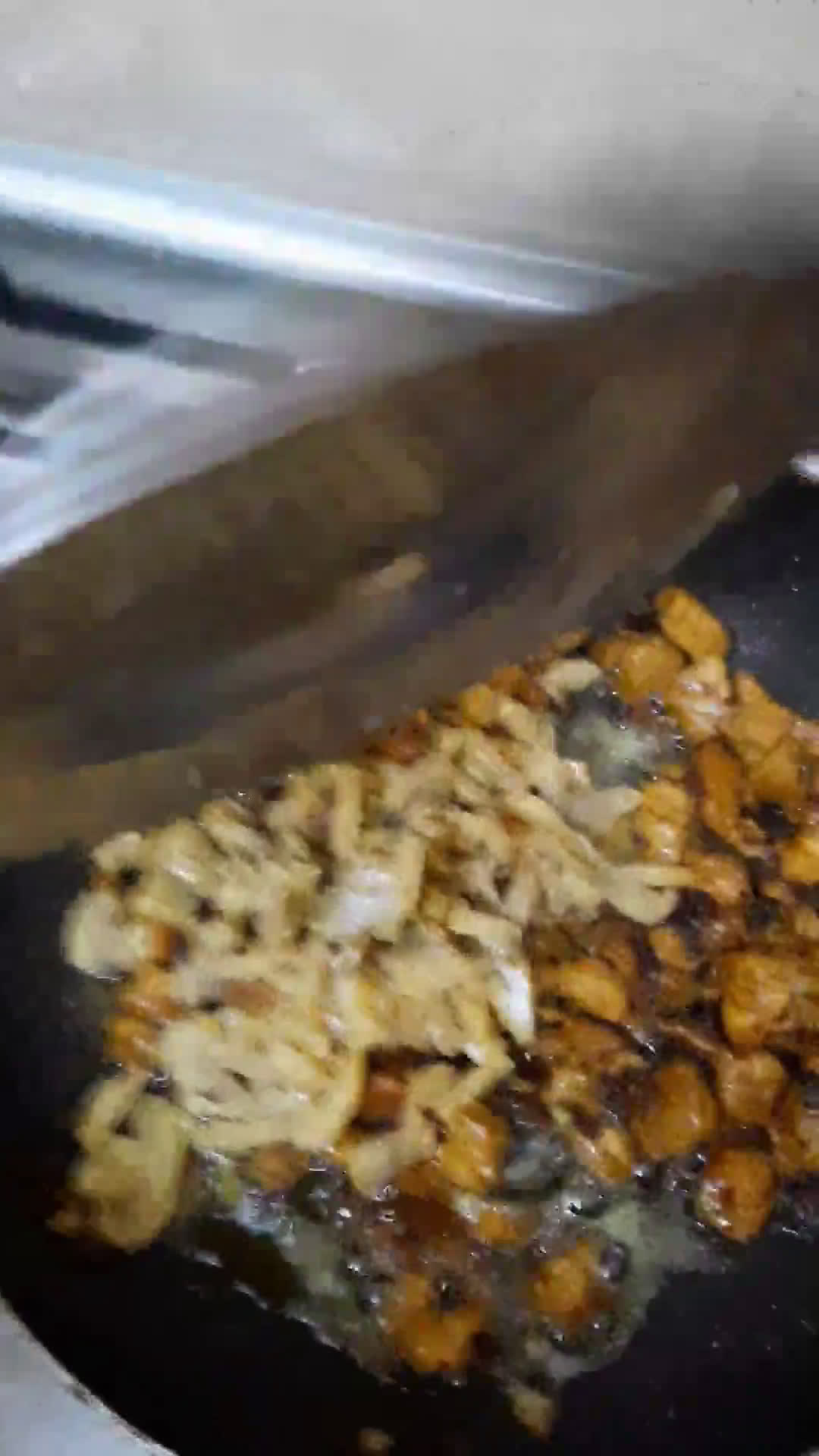 صورة لخطوة 4 من وصفة الكيش بحشوة الدجاج والفطر 🥧🍄