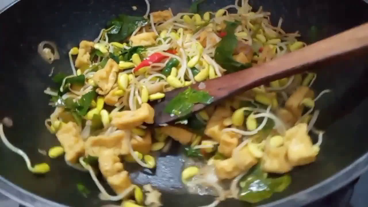 Foto langkah ke 4 dari resep Tumis taoge kedelai tahu.