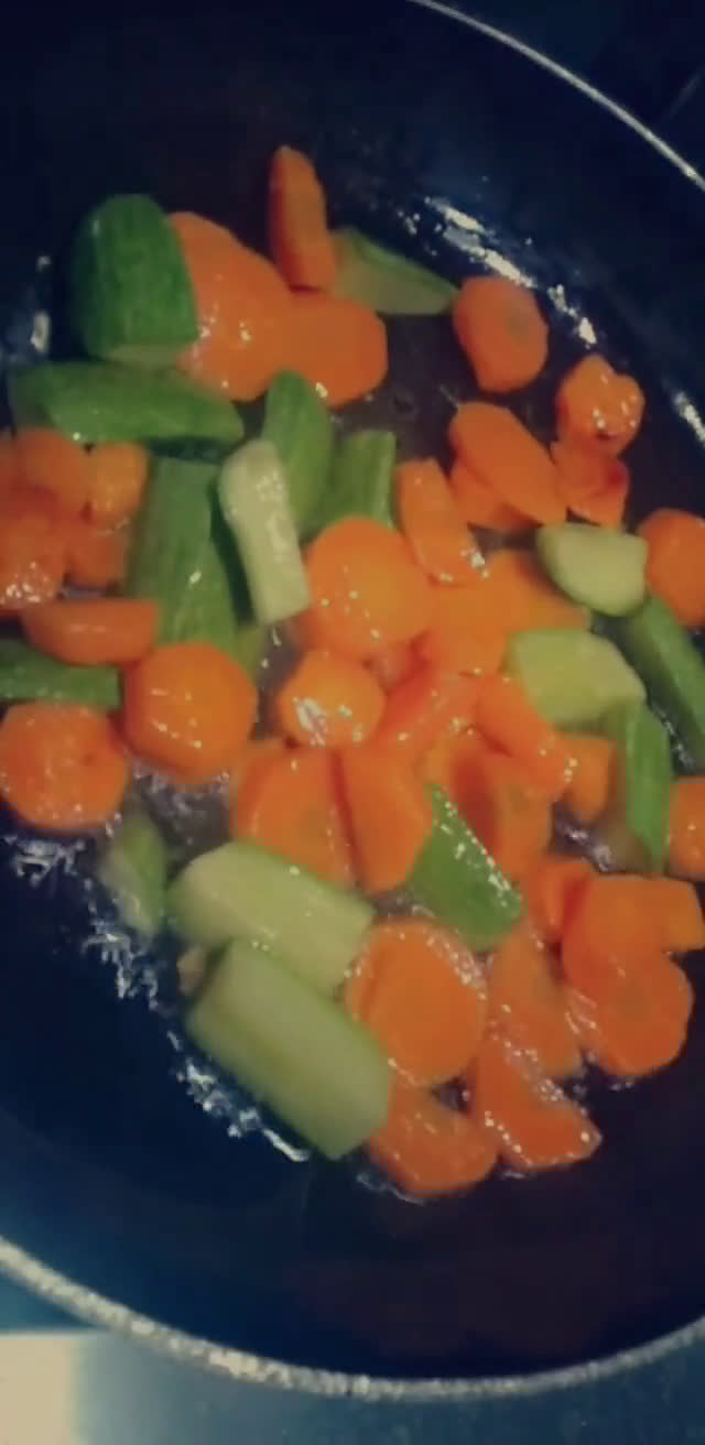 صورة لخطوة 2 من وصفة بروكلي🥦وجزر🥕🤷🏻‍♀️