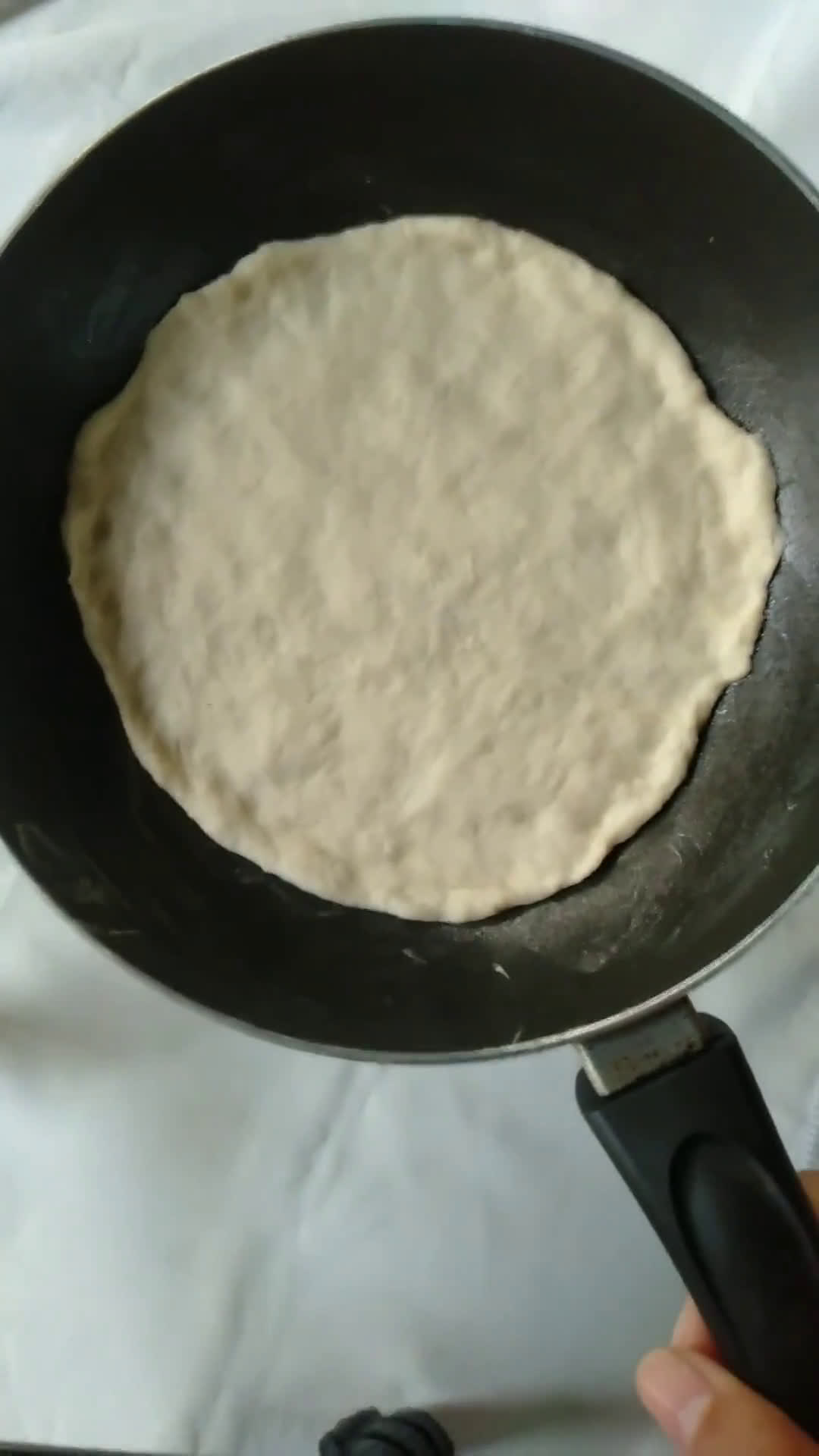 Foto langkah ke 8 dari resep Pizza Sosis Pakai Teflon.