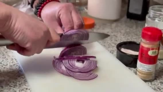 Foto del paso 1 de la receta: Cebolla morada encurtida (Apta fase2)