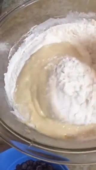 Foto del paso 2 de la receta: Torta de banana con chips súper fácil
