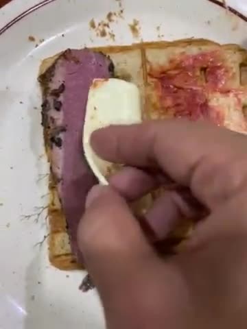 Foto langkah ke 2 dari resep Toast Roti Waffle : Daging Asap Keju + Tomat + Mayo.