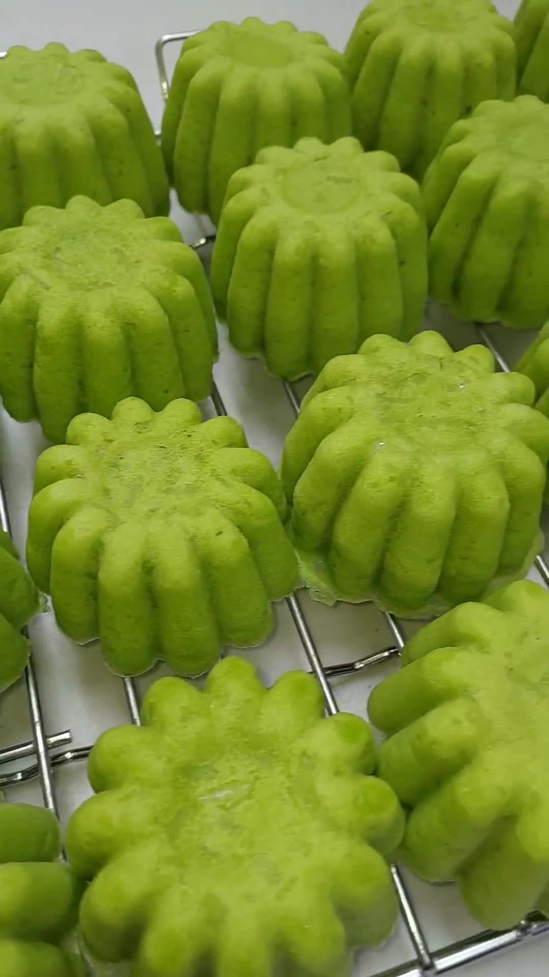 Foto langkah ke 7 dari resep Bolu kukus Putih Telur.