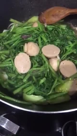 Foto langkah ke 3 dari resep Tumis kangkung baso saos tiram.