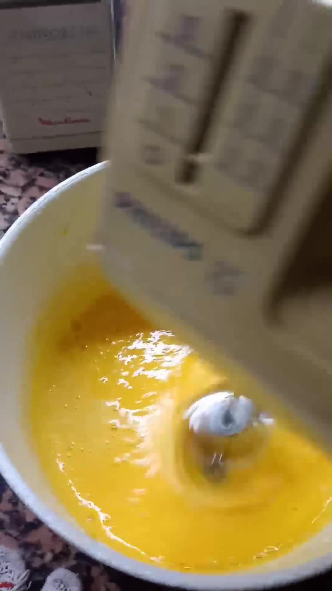 Foto del paso 2 de la receta: Bizcochuelo marmolado esponjoso y húmedo