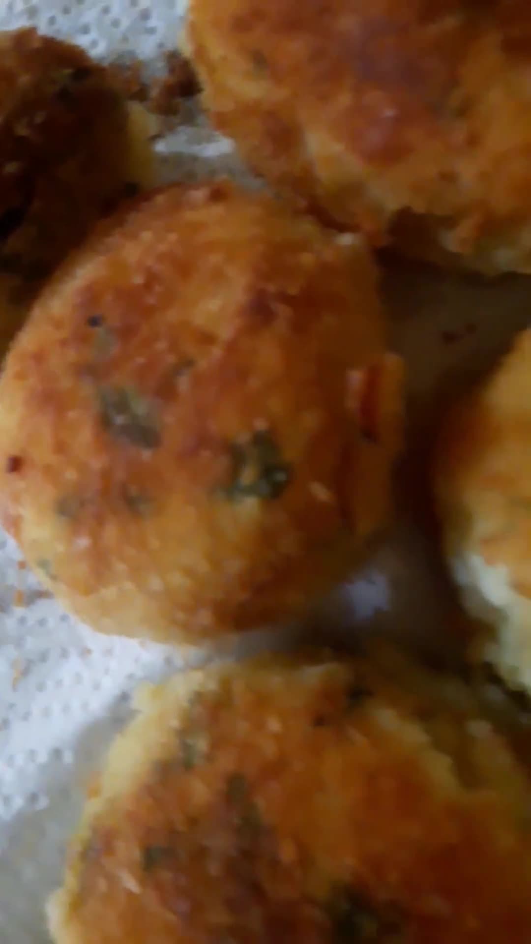 Foto del paso 9 de la receta: Bombas de papa con doble empanado(truco para que no se salga él pan rallado y no se rompan al freír)