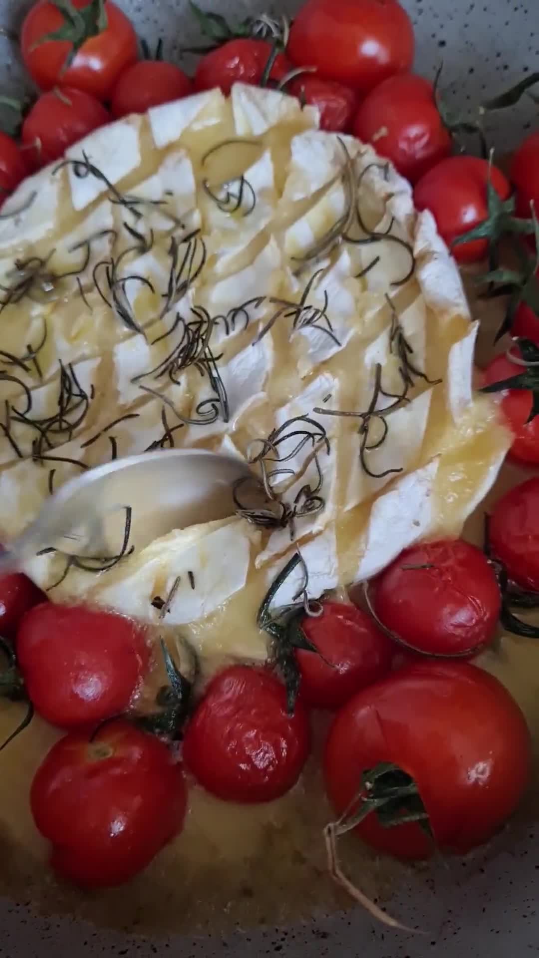 Foto del paso 4 de la receta: Queso Camembert al ajo con tomatitos cherry y romero
