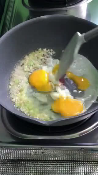 Gambar langkah 1 resipi Salted Egg Fried Rice.
