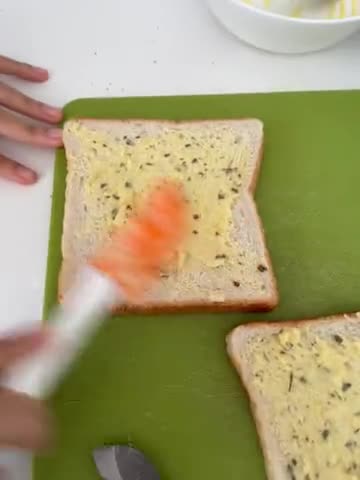 Gambar langkah 2 resipi Garlic spread & Garlic bread.