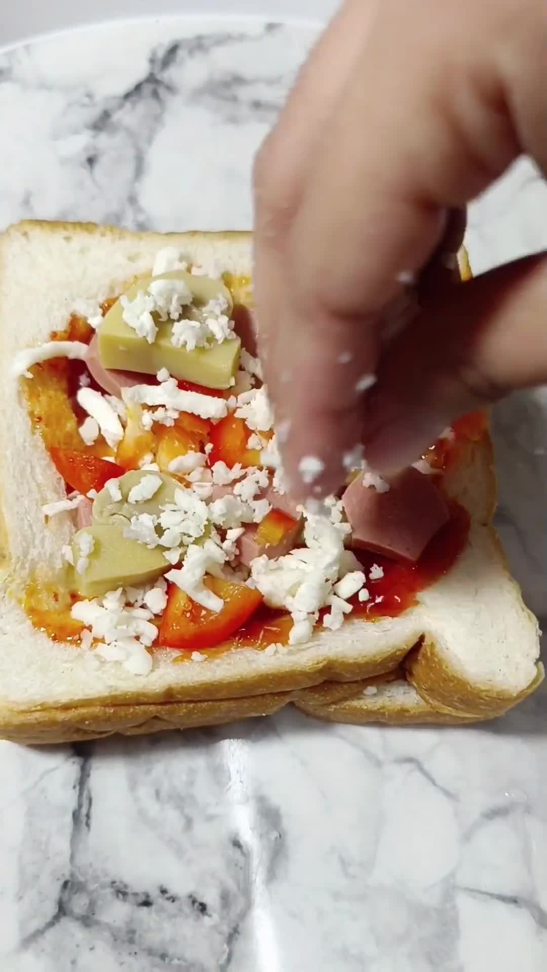 Gambar langkah 5 resipi Pizza Button Mushroom Toast.