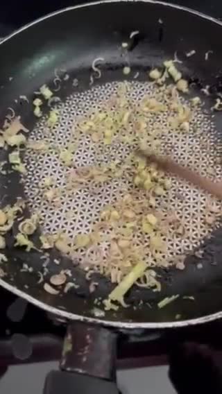 Hình bước làm 2 của món Thịt băm xào sả phiên bản tối giản