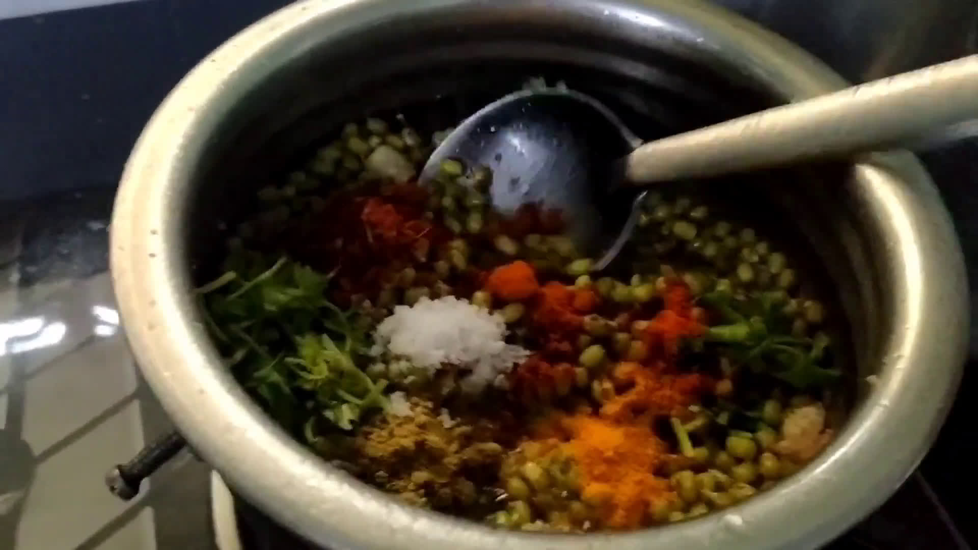मुंगाची उसळ (रशेदार) (moongachi usal recipe in marathi) रेसिपी स्टेप 3 फोटो 