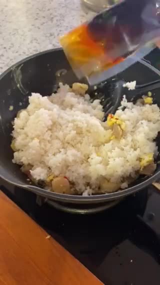 Foto langkah ke 3 dari resep Nasi Goreng Praktis.