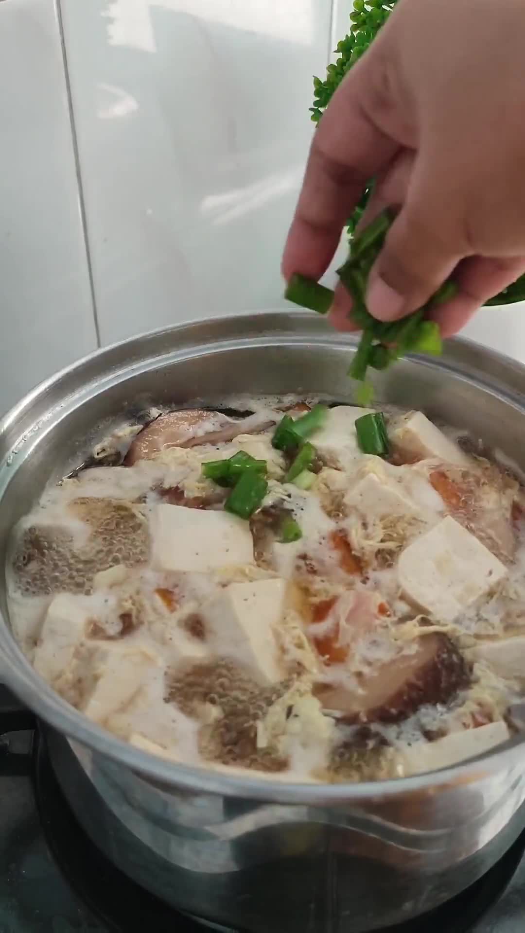 Foto langkah ke 6 dari resep Japanese Egg & Tofu Soup.