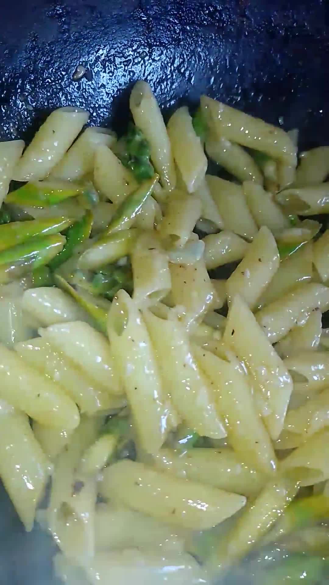 Foto del paso 3 de la receta: Fideos veganos con espárragos y limón 🍋