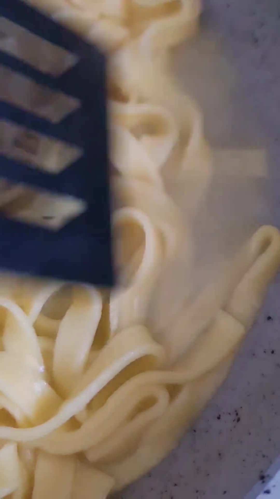 Foto del paso 4 de la receta: Fettuccine "Alfredo" de Alfredo alla Scrofa restaurant en Roma, Italia 🇮🇹 🍝
