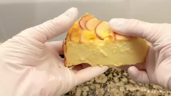 Foto del paso 15 de la receta: Tarta de queso con manzanas caramelizadas. (Cheesecake with caramelized apples.)