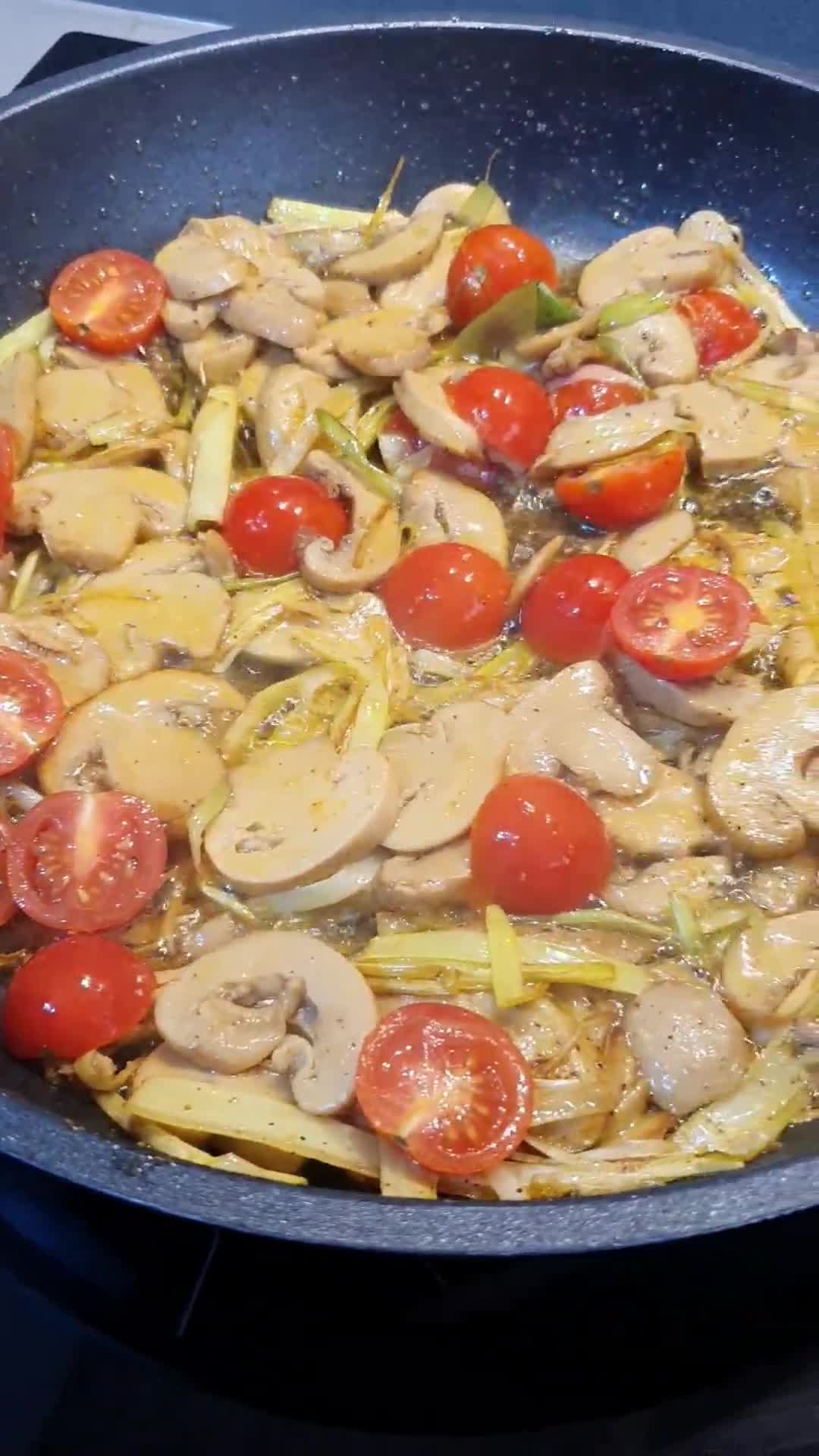 Foto del paso 3 de la receta: Salmón en salsa cremosa de puerro con cherrys y espinacas frescas