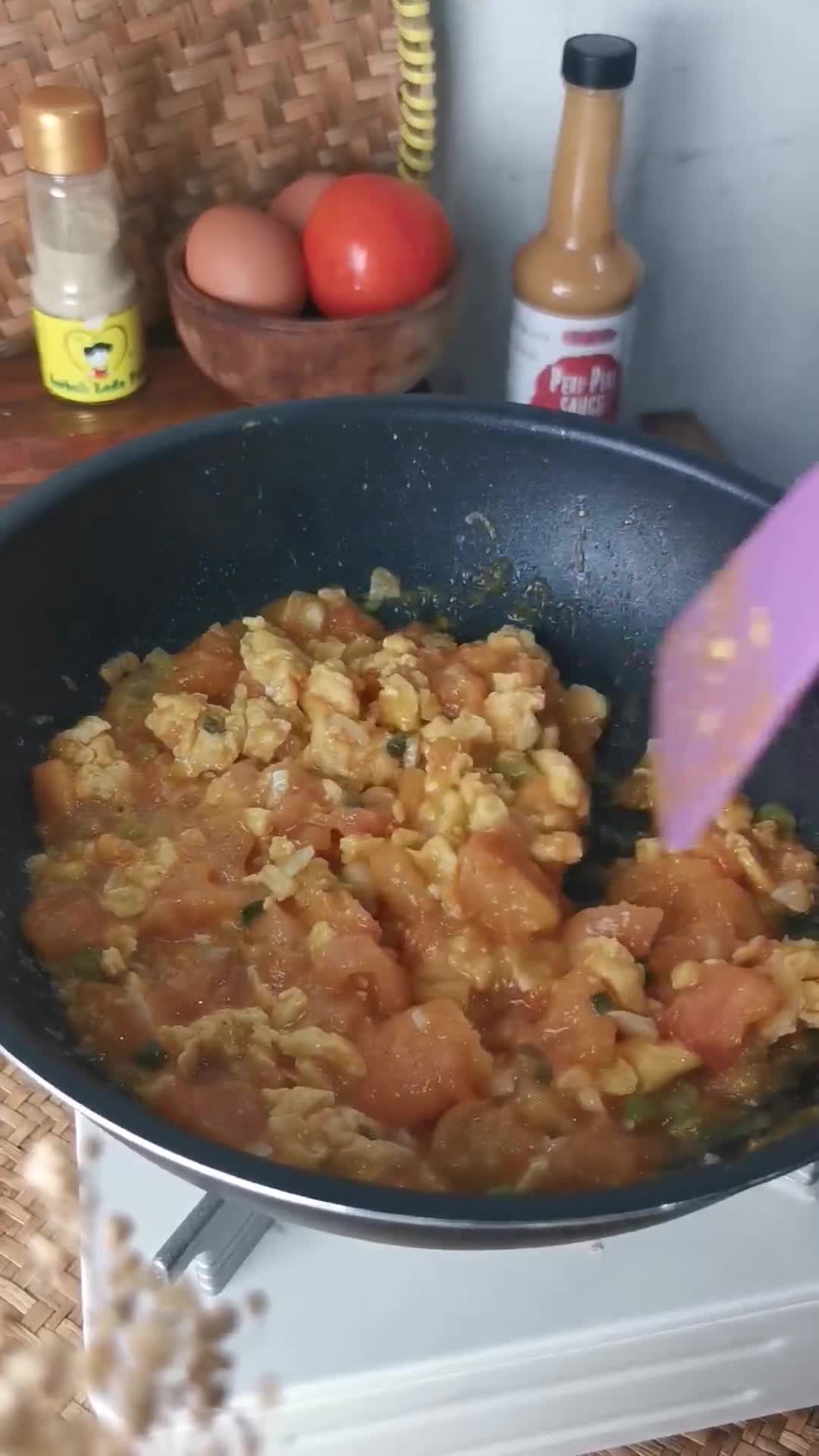 Gambar langkah 4 resipi Tomato egg stir fry.