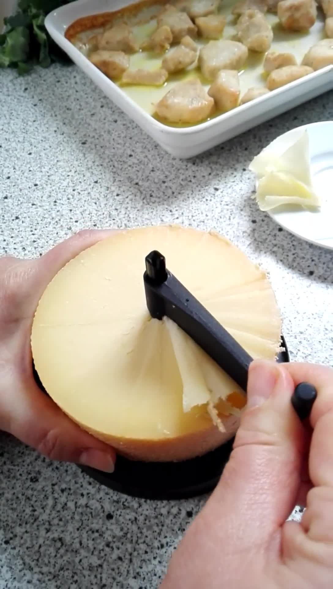 Foto del paso 6 de la receta: Ensalada César con rosetas de queso sin lactosa
