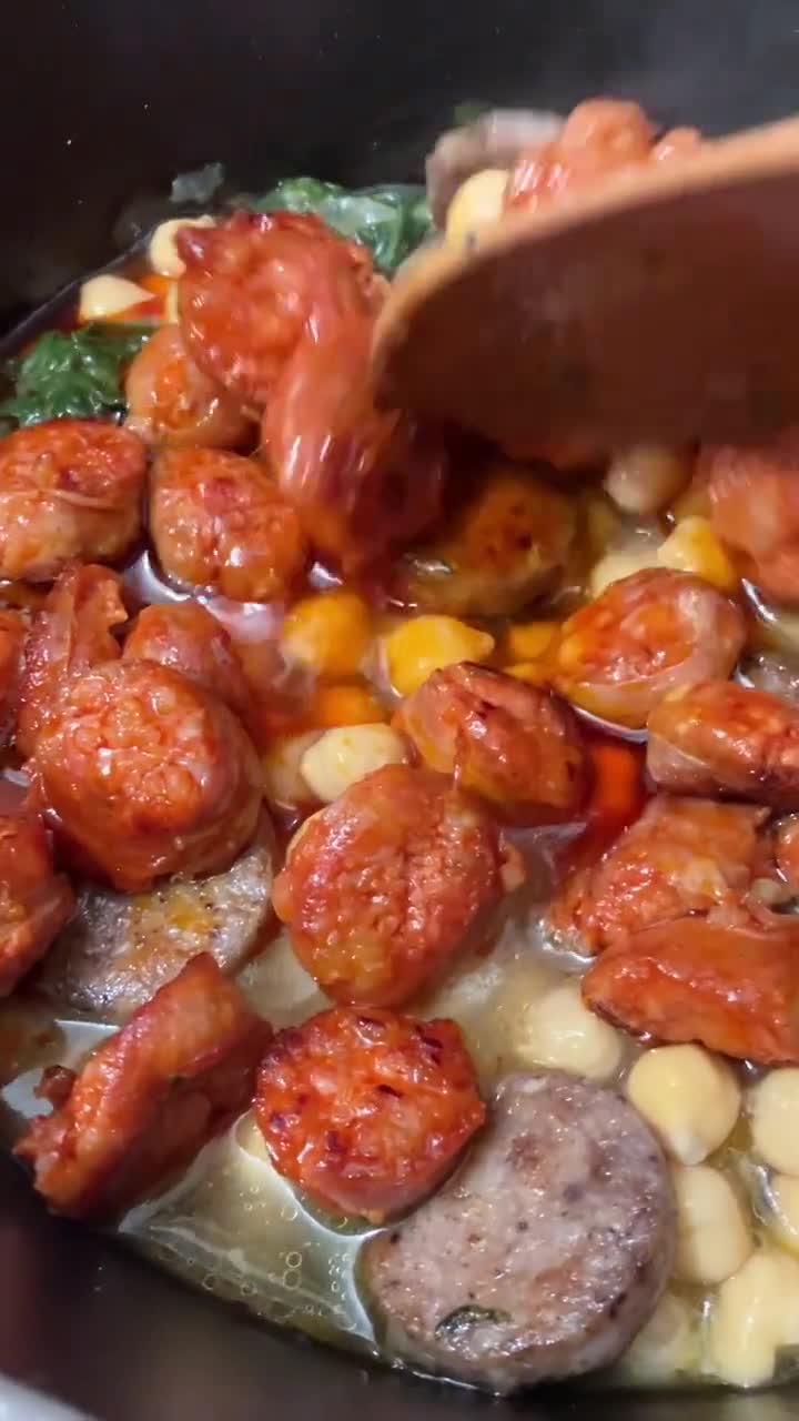 Foto del paso 12 de la receta: Potaje de garbanzos con embutido valenciano, cebolla y espinacas