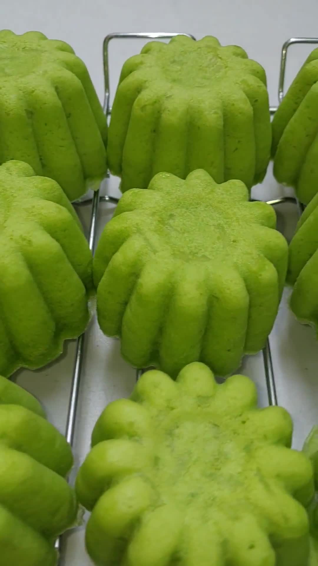 Foto langkah ke 4 dari resep Bolu kukus Putih Telur.