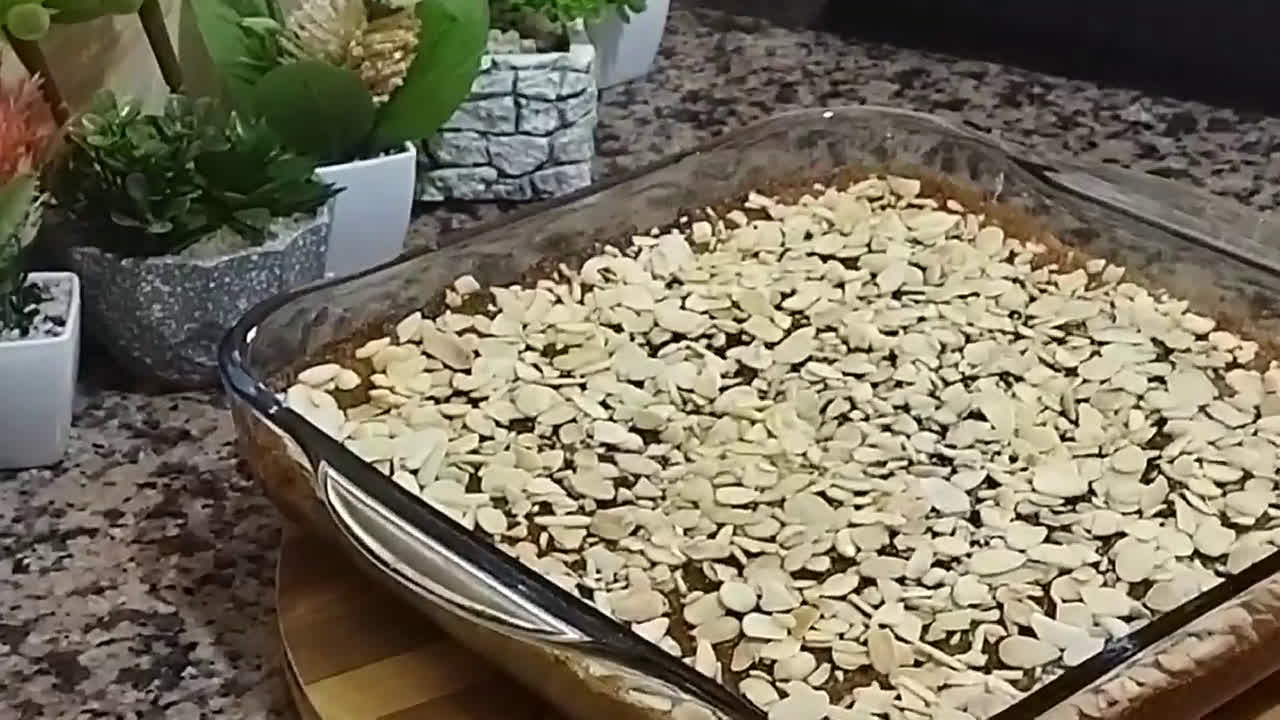 صورة لخطوة 2 من وصفة بسبوسة باللوز رائعة جداً في المذاق بتقنية سهلة وسريعة 👌
