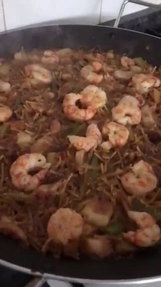Foto del paso 12 de la receta: Fideuà de potón, gambones, ajos tiernos y dátiles medjol
