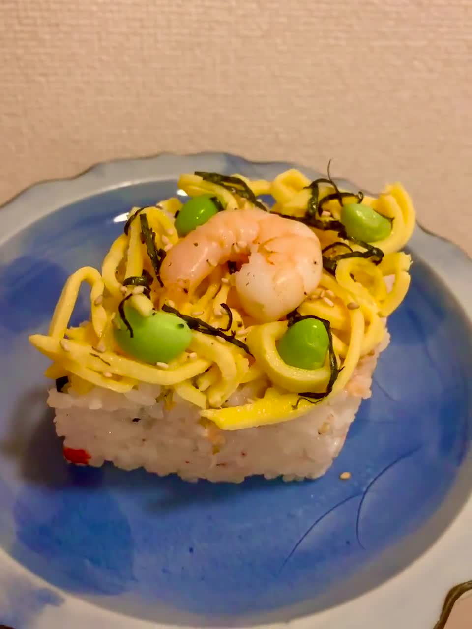 Foto langkah ke 4 dari resep Japanese Sushi Cake 🍣 Belah Ketupat ♢ dengan Kardus Jus.