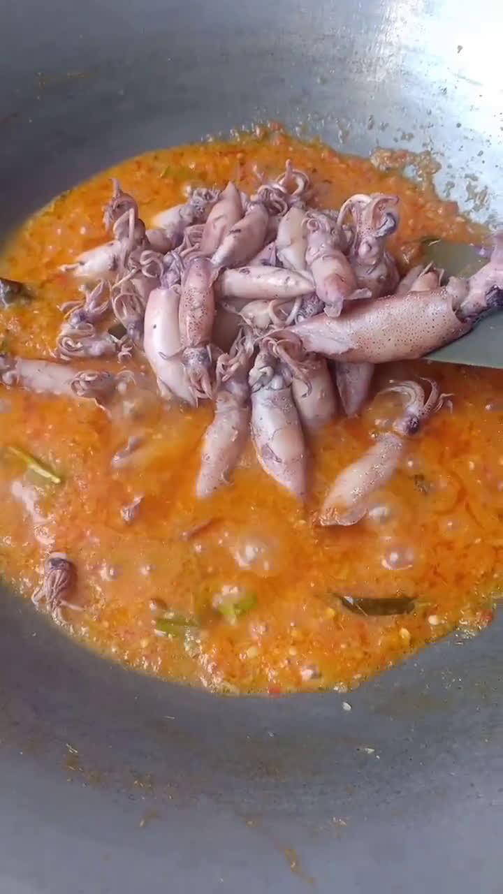 Foto langkah ke 4 dari resep Sambal Cumi masak Habang khas Manado.