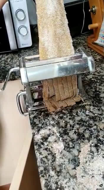 Foto del paso 5 de la receta: Pasta integral de espinacas al huevo