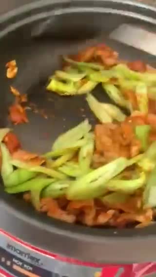รูปขั้นตอนการทำที่ 2 ของ ผัดพริกแกงหมูใส่พริกหยวก