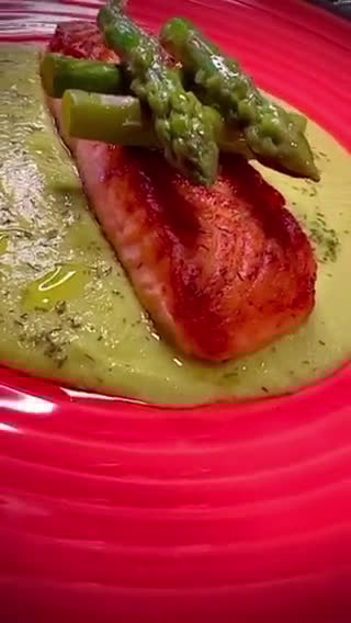 Foto del paso 5 de la receta: Lomo de salmón en su punto sobre salsa dulce de espárragos trigueros